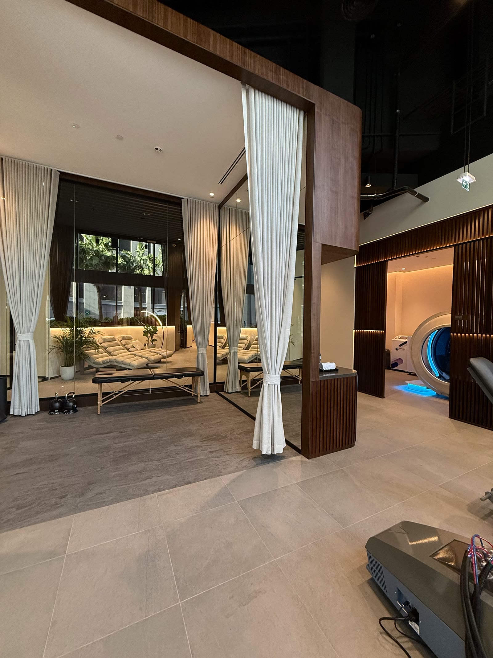 Recovery lounge with hyperbaric chamber and treatment beds